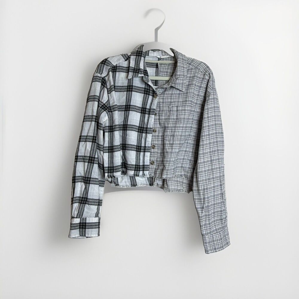 Aeropostale Womens Medium Cropped Flannel Shirt Plaid Frayed Button Long Sleeve